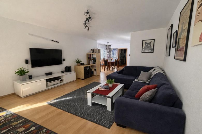 Pforzheim 2,5‑Zimmer Terrassenwohnung, TG‑Stellplatz, ruhige Lage Rodgebiet, sofort verfügbar – Wohnzimmer