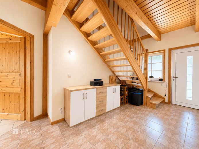 ***Großzügiges Einfamilienhaus mit Außenfachwerk und traumhaftem Garten*** – Flur EG
