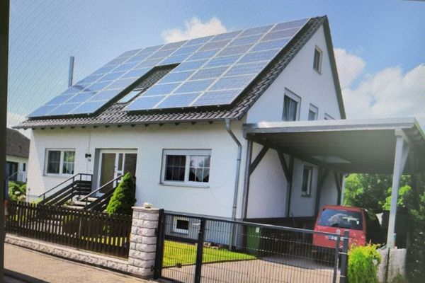 Bella casa familiare per 2 generazioni da privato con impianto solare, piscina, sauna, posto coperto per camper e garage