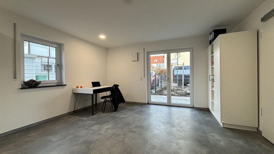 Studentenwohnung möbliert mit "All-In" Miete in Augsburg, Neubau – Wohnraum mit Blick in Garten