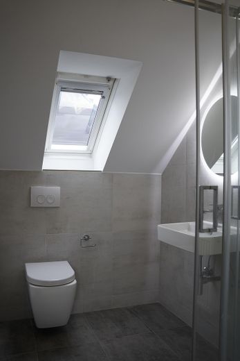 Ein Zuhause, das mehr kann. Stilvoll, großzügig und vielseitig. – Bad 1. OG