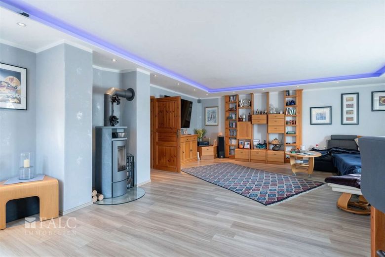 Provisionsfrei: modernisiertes Einfamilienhaus mit Pool und Sauna – Wohnzimmer