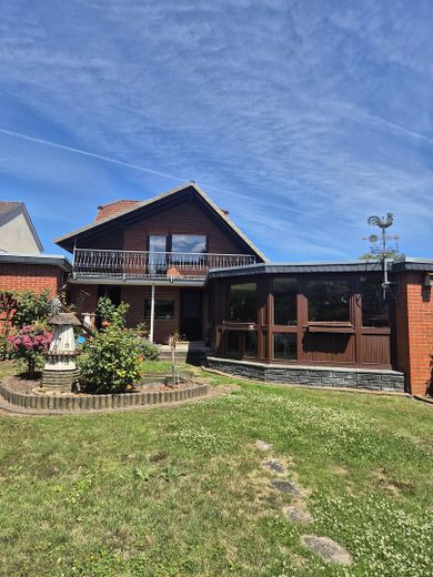 Charmantes Einfamilienhaus mit traumhaftem Südgarten, Wintergarten und Doppelgarage – Rückansicht Haus