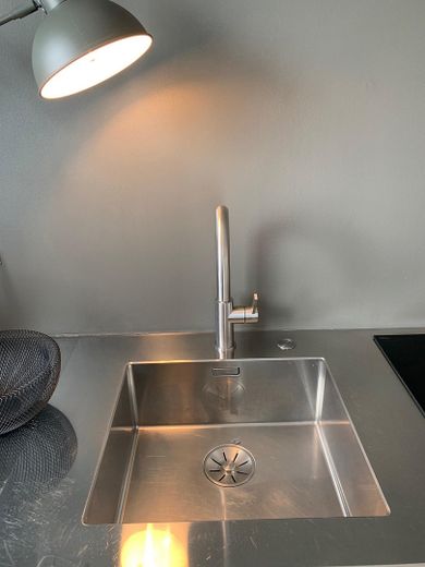 Luxus über den Dächern von München: stylisch möblierte 2-Zi-Whg. – Küche