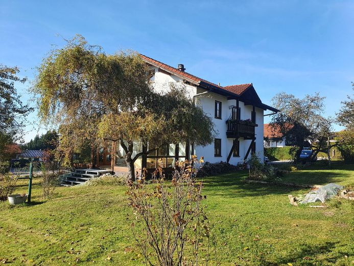 2-gezinswoning incl. 1700 m² grond in Engelsberg – Außenansicht Süd-Ost