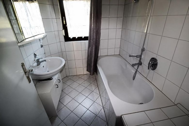 Ein- bis Zweifamilienhaus – Bad Erdgeschoss