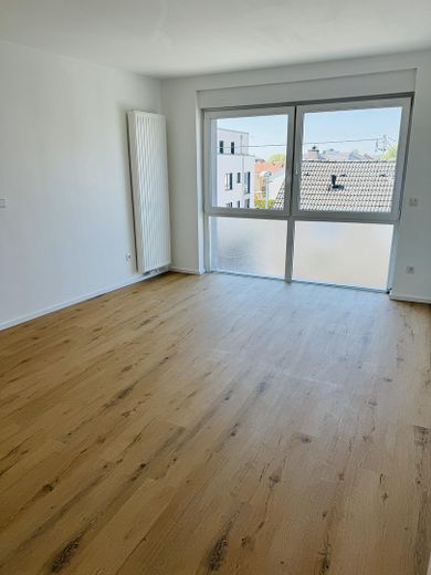 Neuwertige 6-Zimmer-Wohnung mit Einbauküche, Hauswirtschaftsraum und 2 Balkonen – Foto 7