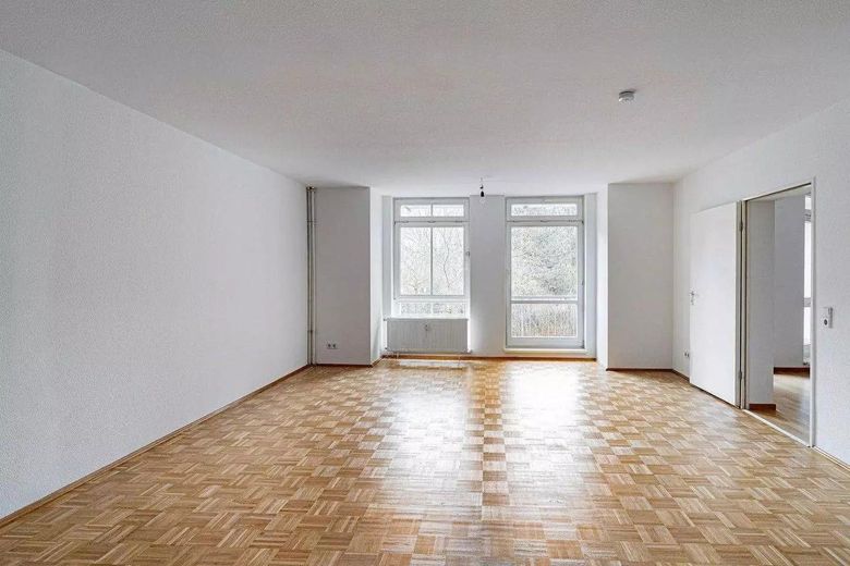 Frisch renoviert: Großzügige 140 m² Etagenwohnung mit Süd-Balkon, Parkett, Duschbad & TG-Stellplatz – Schlafzimmer mit Südbalkon