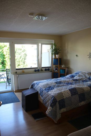 مضيئة ومجددة: شقة من 3 غرف في ميندن بالقرب من نهر فيزر - بدون عمولة – 1. Schlafzimmer