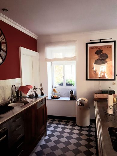 Küche mit Speisekammer