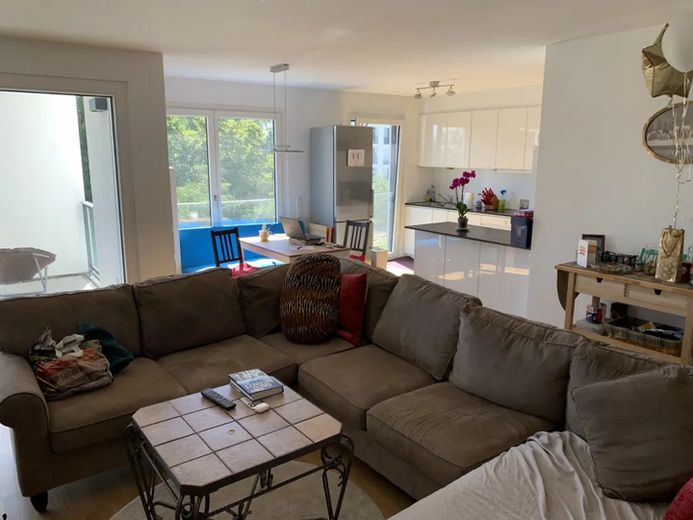 Lujo junto al lago Probstsee: 3,5 hab., cocina equipada, vestidor, garaje subterráneo | 7 min de Patch Barracks – Living room and open kitchen