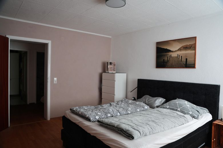 Hochwertig modernisierte 3,5-Zimmer-Eigentumswohnung mit Eichenparkett, Balkon und Garage – Schlafzimmer 
