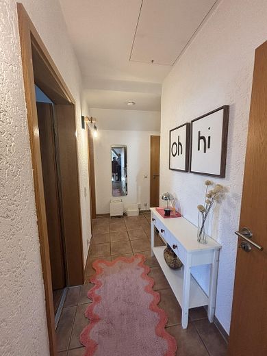 Attraktive 3-Zimmer-Dachgeschosswohnung mit Balkon in guter Lage von Elz – Flur
