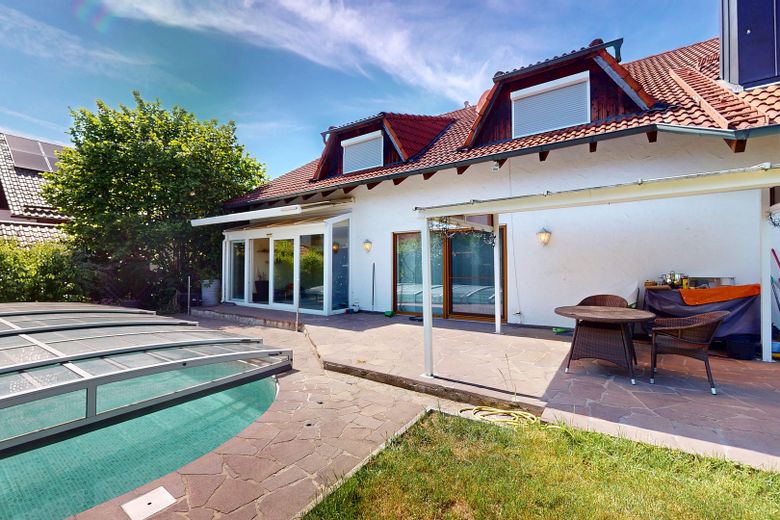 Appartamento modernizzato di 5 locali al piano terra con grande giardino, piscina e accesso diretto al garage – Pool