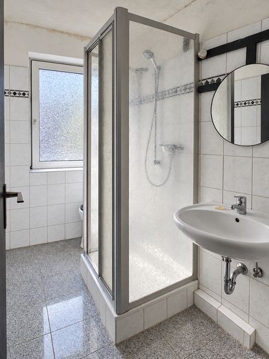 Uerdingen'de 1 odalı daire – 33,8 m², hemen boş –   Duschbad mit Fenster