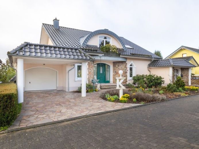 Villa mit Weitblick, Pool, Sauna und Koi-Teich in begehrter Lage von Hochscheid! – Foto 1