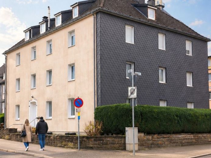 Rare opportunity: Spacious 5-room top-floor apartment with parking space and approx. 119m² of living space – Foto 1