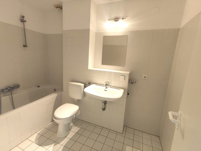 Bad mit Badewanne 1 OG.