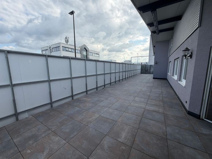 Przestronne mieszkanie z balkonem i tarasem w Troisdorf – Terrasse an Wohnzimmer