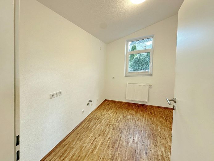 Modernes Wohnhaus mit separater Gewerbeeinheit in ruhiger Citylage – Teeküche