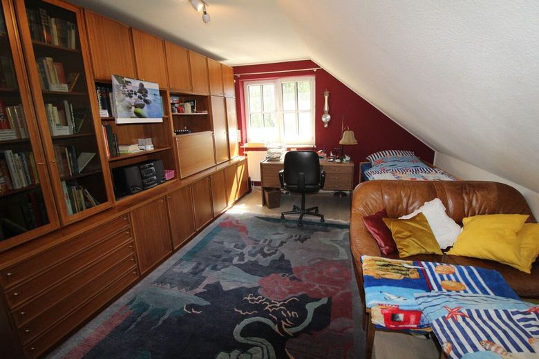 Exquisites Einfamilienhaus mit idyllischer  Gartenanlage + Teich, Saunahaus, Carport &amp; neue Heizung – Schlafzimmer 2