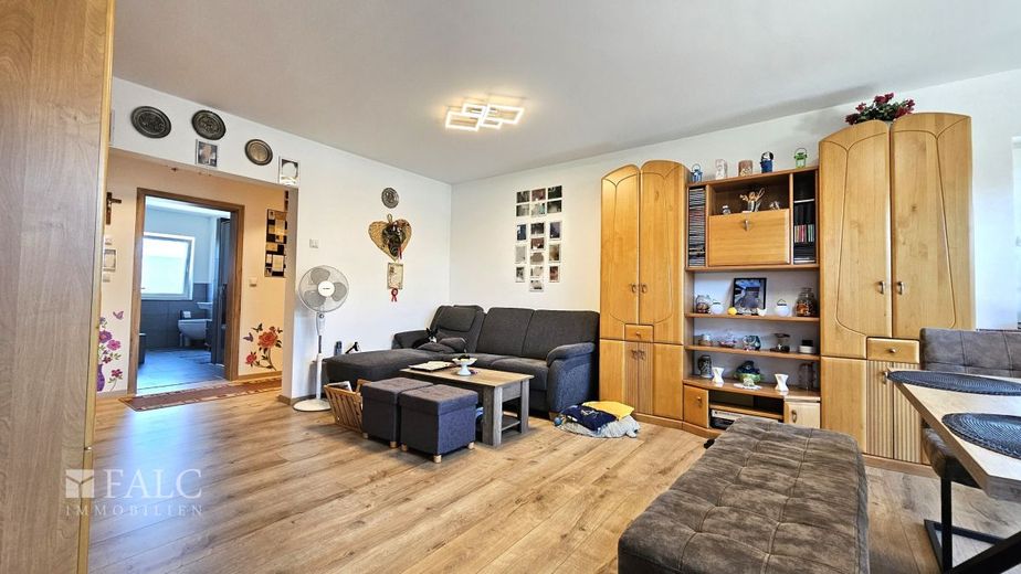 Neuwertiger Bungalow mit Einliegerwohnung &amp; hoher Energieeffizienz – Wohnzimmer