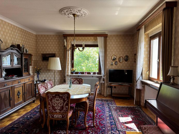 Ek yapılaşma imkânına sahip geniş arsada villa tarzı müstakil ev – Hinteres Wohnzimmer