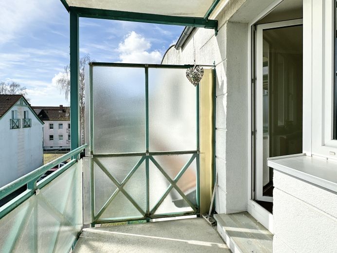 Vermietete 3-Zimmer-Wohnung mit Einbauküche und Südbalkon – Kapitalanlage in Bützow – Balkon mit Windschutz