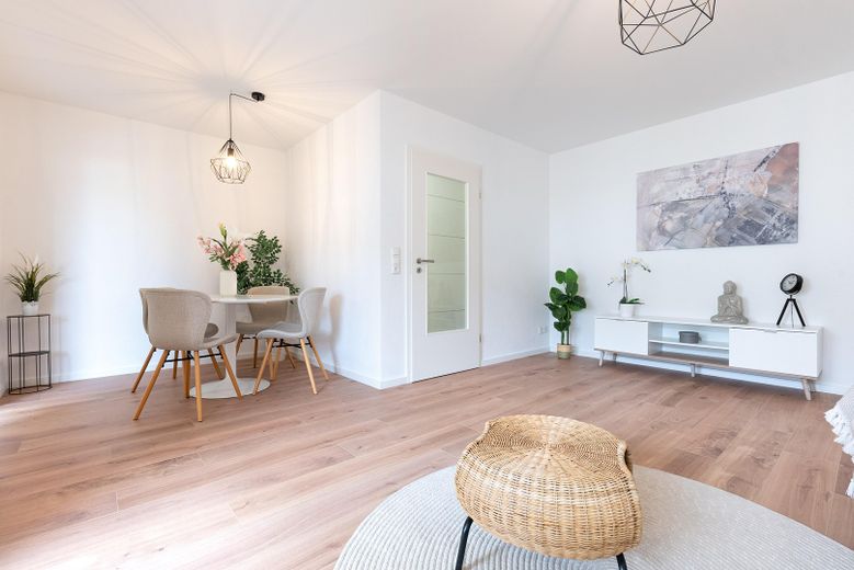 Apartamento de 3 habitaciones recién renovado con garaje subterráneo * libre para ocupar y sin comisión * – Wohnzimmer
