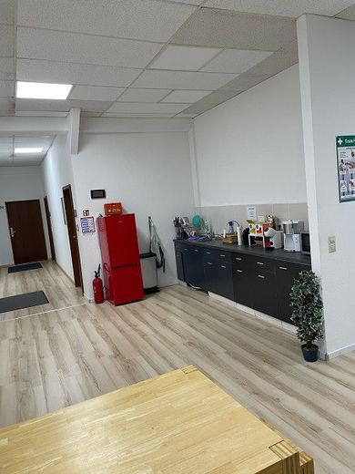 günstiger Büroraum in Gemeinschaftsbüro im Industriegebiet Leonberg an der Autobahn – Flu vorne / Teeküche