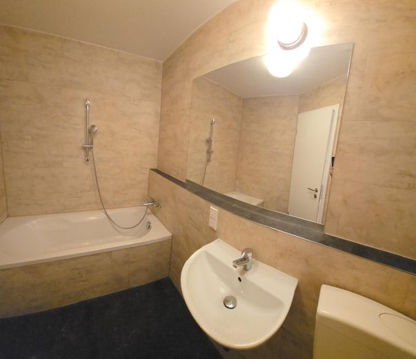 Berlin-Weißensee'de hemen taşınılabilir yenilenmiş daire 2 oda / 67 m2 – Bad  Foto 1