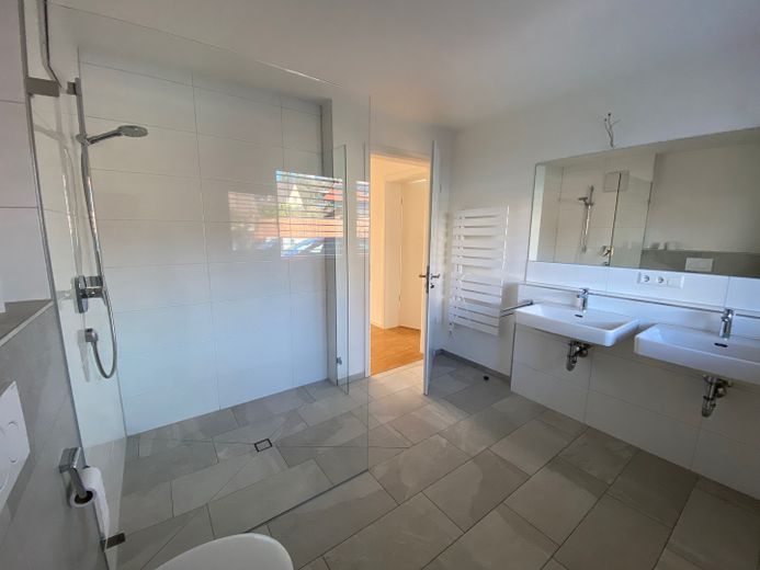 Bad mit Dusche 120x150cm
