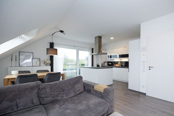 Detmold çatılarının üzerinde enerji verimli: Balkonlu ve geniş manzaralı modern 3 odalı daire