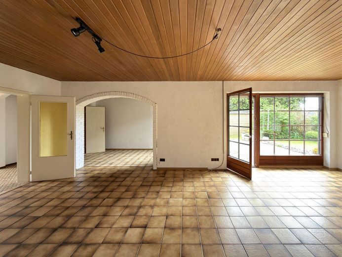 Haus im Grünen – Wohnzimmer mit Gartenzugang