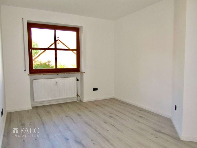 Einfach Mehr: Großzügige 4-Zimmer-Wohnung über 2 Ebenen | 217 m² Wfl | Einliegerwohnung - Tegernheim – EG: Schlafzimmer  2 von 3