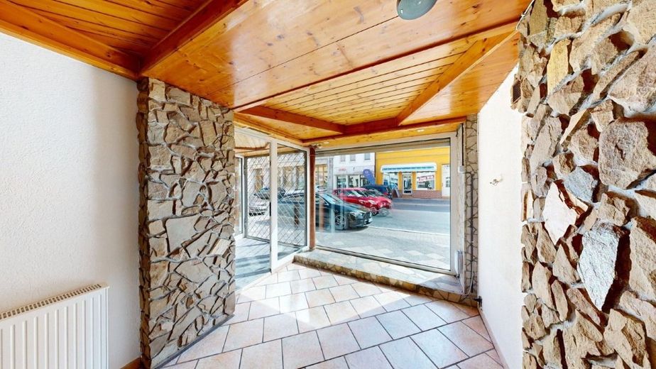 Haus mit Gewerbe + Wohnung in Köthen Innenstadt 1A-Lage - Ideal für Selbstständige oder Investoren – Ladenlokal links