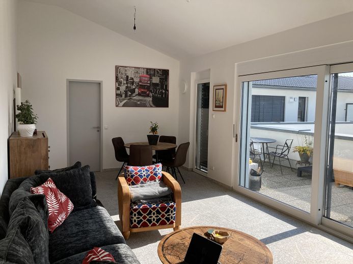 3-Zi-Penthauswohnung im 3.OG - EBK - große Dachterrasse – Wohnzimmer