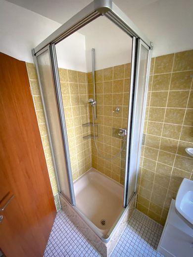 Prachtig appartement op de zolderverdieping met grote loggia, parkeerplaats in rustige ligging en ca. 6 % rendement – Dusche