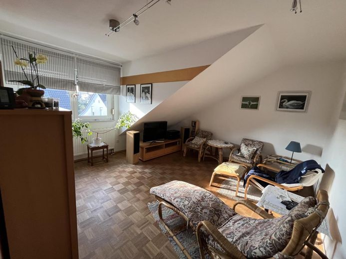 Herten’de sundurmalı ve garajlı, bakımlı 2 odalı çatı katı dairesi – Wohnzimmer
