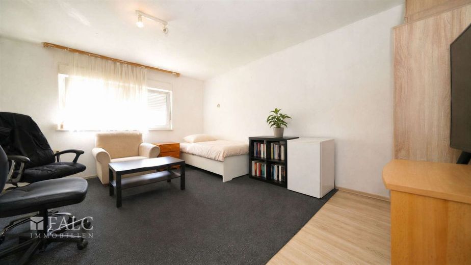 2 auf einen Streich, Renditepotenzial hoch - FALC Immobilien – ... das Zimmer im 1. Obergeschoss