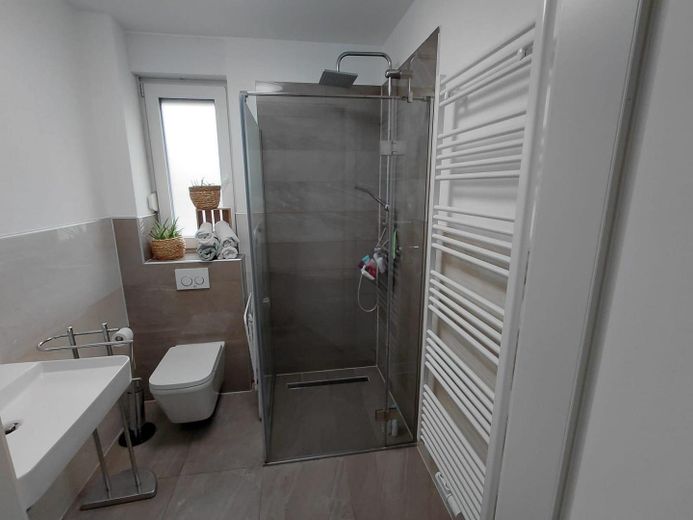 1-Zimmer-Wohnung mit Einbauküch und großem Süd-Balkon – Bad - Dusche