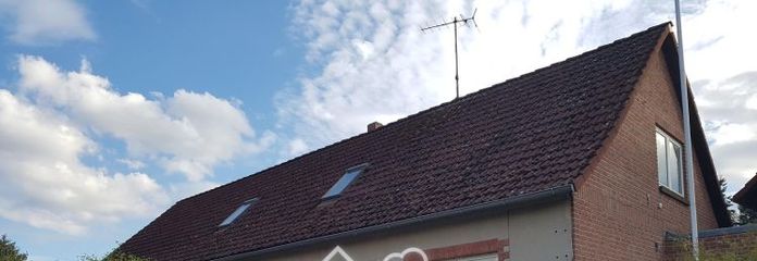 Agréable maison bifamiliale avec un vaste terrain et une cour fermée dans un cadre idyllique