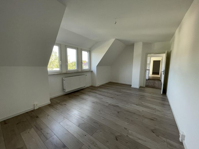 frisch renovierte 3 Zimmerwohnung mit Küche und Stellplatz – Zimmer 2 laut Grundriss