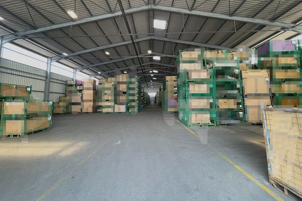 हुंडरडॉर्फ वाणिज्यिक पार्क में 3.799 m² का बिना हीटिंग वाला हॉल – 1.899 m² से विभाज्य - हॉल 23 - किराए पर