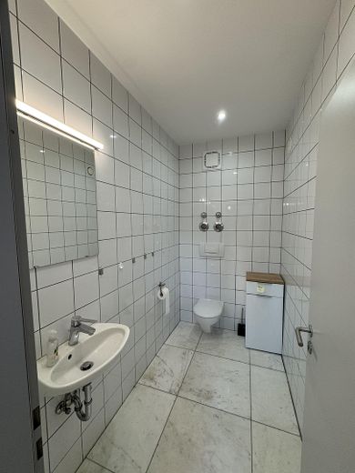 شقة أتيليه / تجاري EG & 3 شقق 2.OG بالقرب من HBF مع قبو و TG STP – Atelier Souterrain WC EG
