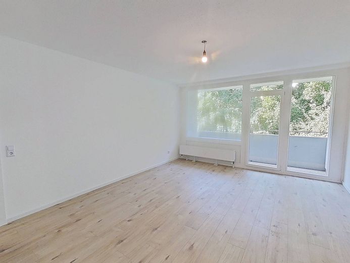 Moderne 3-Zimmer-Wohnung mit Balkon in fußläufiger Nähe zum Stadtzentrum – Ansicht I: Wohn- und Esszimmer