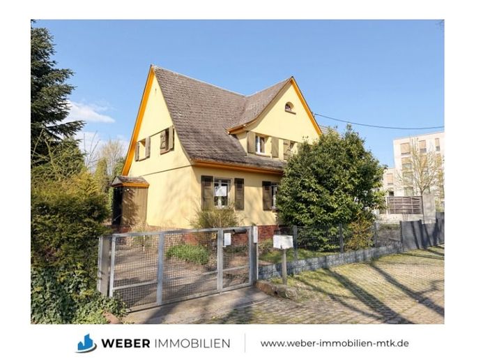 ZWEI Doppelhaushälften auf RIESIGEM SONNEN-Grundstück in ZENTRALER Lage – Straßenansicht