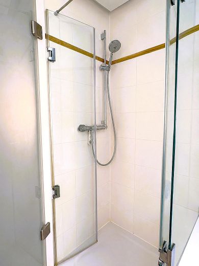 Für alle Lebensphasen: Moderne, barrierefreie EG-Wohnung mit Garten am Stadtpark Dietzenbach – Bad