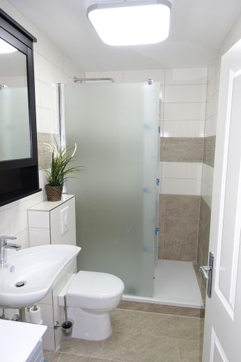 Ostseenah wohnen oder investieren - moderne Erdgeschosswohnung in Kröpelin mit Zukunftspotenzial – Dusche ebenerdig
