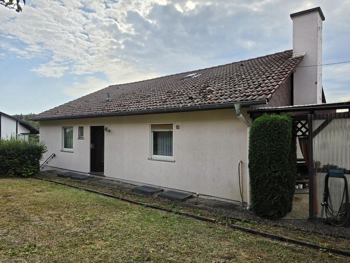 Provisionsfrei: Großzügiges Einfamilienhaus in ruhiger Aussichtslage mit teilbarem Großgrundstück – Gartenansicht im Rückbereich